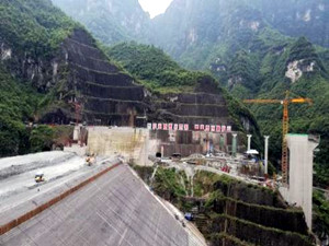 
	
                    
	【电缆网讯】位于湖北施恩鹤峰县走马镇境内的江坪河水电站枢纽主要由挡水建筑物、泄洪建筑物、引水发电系统组成。挡水建筑物为面板堆石坝，坝顶高程476m，坝顶宽10m，坝顶414m，最大坝高219m