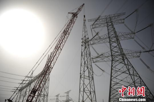 




　　图为750千伏串补工程施工现场。　邹建华　摄
　　4日，记者从中国国家电网青海省电力公司获悉，目前青海海西至主网输电通道能力提升工程进入停电施工阶段，在17天停电施工期间将完成中国国内首个750千伏串补工程平台吊装工作，工程投运后将解决青海海西地区大规模光伏发电外送受限问题