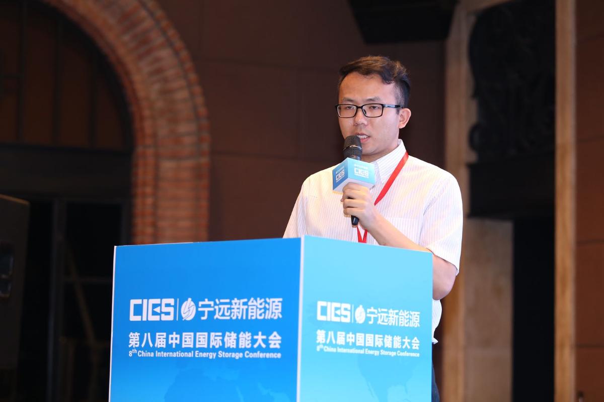 
	中国储能网讯：5月19日至21日，“第八届中国国际储能大会”在深圳隆重召开， 来自中国、美国、德国、英国、加拿大、西班牙、日本、韩国、澳大利亚等国和地区1500余位政府机构、科研院所、行业组织、电力公司、新能源项目单位、系统集成商等代表出席本次大会。


	来自华北电力大学能源互联网研究中心的许儒航在“能源互联网与多能互补专场”，发表了题为“综合能源系统的核心商业模式”的精彩演讲