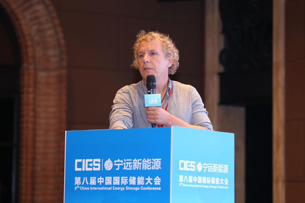 
	中国储能网讯：5月19日至21日，“第八届中国国际储能大会”在深圳隆重召开， 来自中国、美国、德国、英国、加拿大、西班牙、日本、韩国、澳大利亚等国和地区1500余位政府机构、科研院所、行业组织、电力公司、新能源项目单位、系统集成商等代表出席本次大会。


	神华集团北京低碳清洁能源研究所分布式平台负责人John Lemmon博士在“能源互联网与多能互补专场”，发表了题为“能源互联网—实现零碳排放可持续性的多能源方法”的精彩演讲