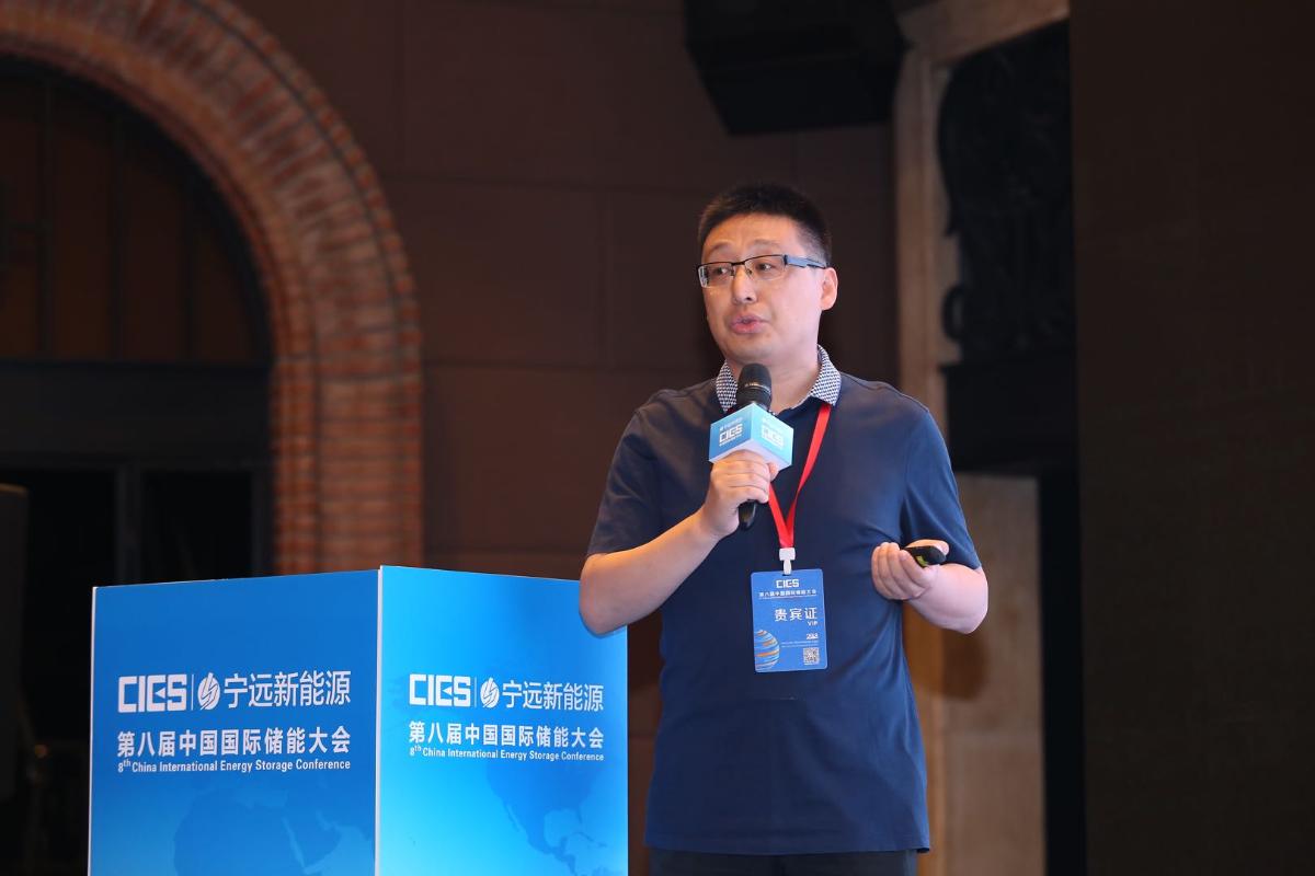 
	中国储能网讯：5月19日至21日，“第八届中国国际储能大会”在深圳隆重召开， 来自中国、美国、德国、英国、加拿大、西班牙、日本、韩国、澳大利亚等国和地区1500余位政府机构、科研院所、行业组织、电力公司、新能源项目单位、系统集成商等代表出席本次大会。


	清华大学能源互联网创新研究院大数据平台研究室主任高峰在“能源互联网与多能互补专场”，发表了题为“储能系统与发电机组联合调频技术研究与前景分析”的精彩演讲
