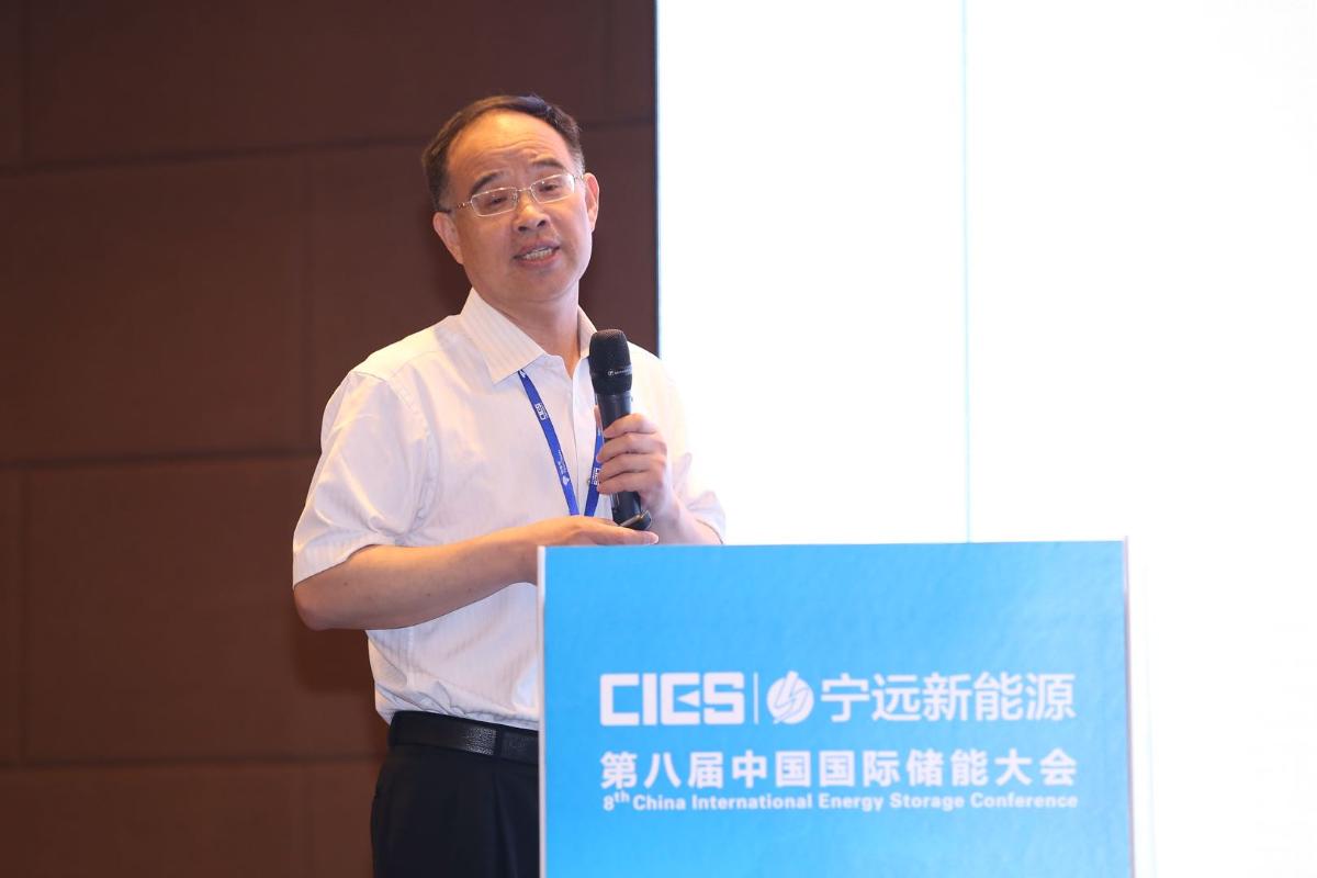 
	中国储能网讯：5月19日至21日，“第八届中国国际储能大会”在深圳隆重召开， 来自中国、美国、德国、英国、加拿大、西班牙、日本、韩国、澳大利亚等国和地区1500余位政府机构、科研院所、行业组织、电力公司、新能源项目单位、系统集成商等代表出席本次大会。


	中国电力工程顾问集团西北电力设计院有限公司副总工程师杨攀峰在“能源互联网与多能互补专场”，发表了题为“青海省多能互补工程介绍”的精彩演讲