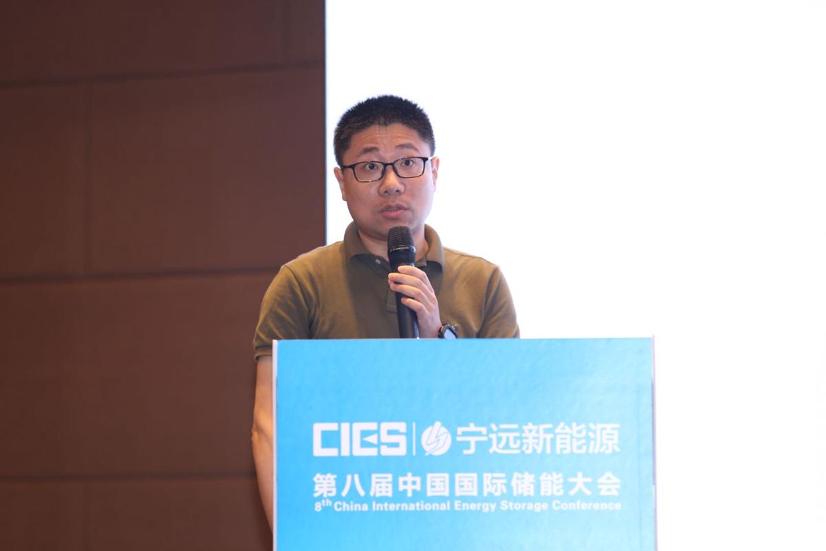 
	中国储能网讯：5月19日至21日，“第八届中国国际储能大会”在深圳隆重召开， 来自中国、美国、德国、英国、加拿大、西班牙、日本、韩国、澳大利亚等国和地区1500余位政府机构、科研院所、行业组织、电力公司、新能源项目单位、系统集成商等代表出席本次大会。


	杭州数元信息科技有限公司副总经理俞庆在“能源互联网与多能互补专场”，发表了题为“能源互联网的理想与现实”的精彩演讲