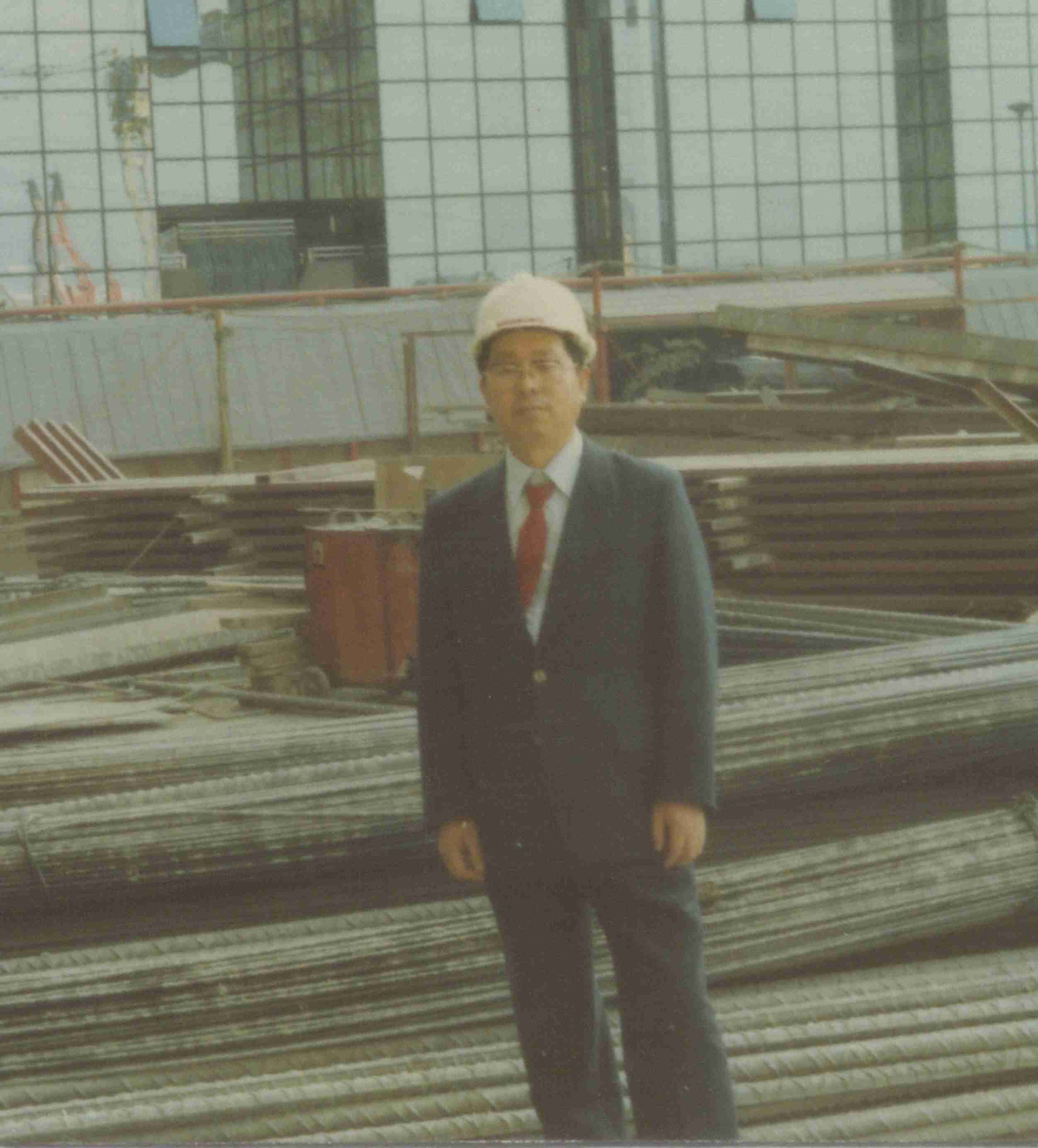 　　講述人：李宏圖，1936年出生，原北京供電設(shè)計院電纜室主任工程師。曾參加中南海10千伏電纜設(shè)計、主持完成了北京地區(qū)第一條110千伏電纜及隧道設(shè)計工作，在電纜電氣專業(yè)和電纜隧道結(jié)構(gòu)專業(yè)設(shè)計上功勛卓著,見證了首都電纜設(shè)計工作的不斷發(fā)展，也在相當(dāng)長的一段時間內(nèi)，引領(lǐng)了國內(nèi)電纜設(shè)計潮流