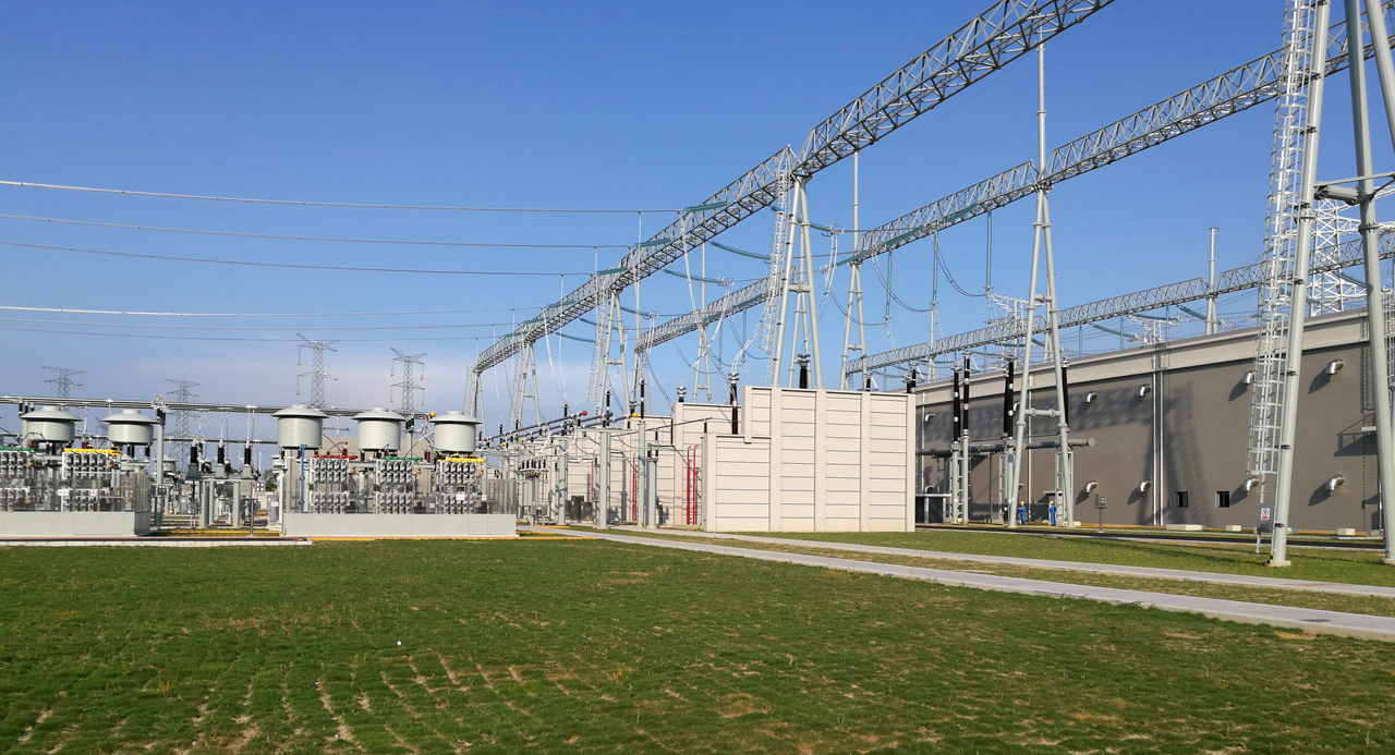 南方電網(wǎng)首座500千伏全室內(nèi)GIS變電站中山電網(wǎng)500千伏文山變電站（黃昕 攝）  　　“duang！duang！”伴隨著一聲聲巨響，一個(gè)個(gè)開關(guān)依次合閘——5月31日，南方電網(wǎng)首座500千伏全室內(nèi)GIS變電站中山電網(wǎng)500千伏文山變電站（以下簡(jiǎn)稱“文山站”）竣工啟動(dòng)。文山站將為地處粵港澳大灣區(qū)幾何中心的中山市提供150萬千瓦的供電容量，大大緩和中山市供電高峰期的負(fù)荷壓力，同時(shí)該站還將加強(qiáng)中山電網(wǎng)與省網(wǎng)的聯(lián)系，成為粵港澳大灣區(qū)重要的能源中轉(zhuǎn)通道