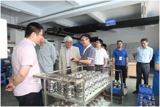 　　【中国仪表网 仪表新品】2018 年6月4日，中国仪器仪表行业协会在福建福州召开了由福建上润精密仪器有限公司和福水智联技术有限公司联合研制生产的“一体式智能物联网水表”新产品鉴定会。鉴定委员会由中国计量科学研究院、福州物联网开放试验室、相关行业协会、高校、用户单位、企业等领域的9位专家组成，中国计量科学研究院原流量实验室主任李旭副研究员担任鉴定委员会主任，福州物联网开放实验室副总裁许明伟博士担任副主任