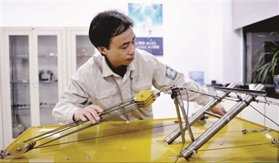 
　　在连云港市东海县有一名供电工人，从高压线路的巡查维护到带电作业，一干就是32年。他扎根一线、潜心钻研、坚持创新，先后获得38项国家专利，他就是东海县供电公司带电作业班班长陈继祥