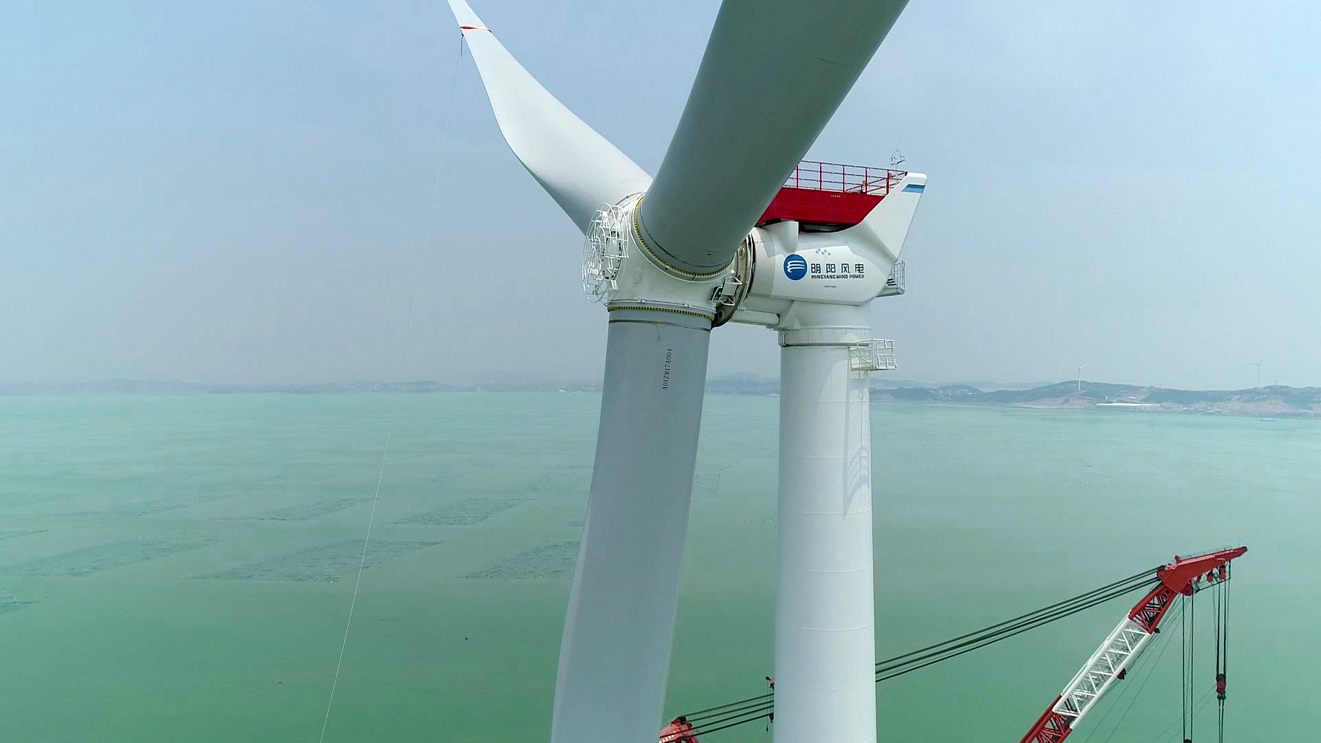                        近日，三峡福建兴化湾海上试验风电场，4名中国专家组成的调试团队，在58分钟内成功完成全球风轮直径最大抗台风型海上风机的快速并网发电，创下全场并网速度最快纪录！这支英雄的团队攻克了并网阶段的所有难题，一举推动中国海上风电跨入全球最快并网行列。 明阳智能调试总工陈思范激动地看着缓缓转动的巨大白色风轮，脸上是按捺不住的自豪