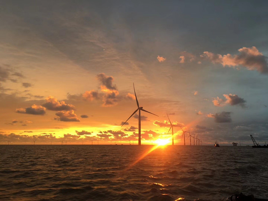                        6月4日，华能如东项目海上风电场传来喜讯。上海电气在该风场的三家整机商中率先通过240小时试运行，38台海上风电机组全部顺利进入质保期