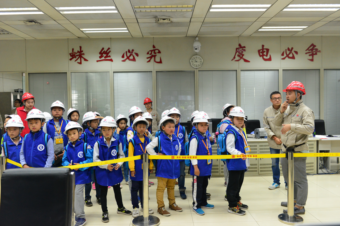 “新华小记者”参观30万千瓦集控室　　6月2日，在世界环境日即将到来之际，大唐灞桥热电厂迎来了一批特殊的小客人，30名来自西安市各小学的新华网小记者在该厂相关人员的带领下走进生产现场，详细了解企业清洁能源建设情况和生产过程，零距离感受现代化热电联产企业的绿色发展成果。西安电视台对此次活动全程跟踪报道