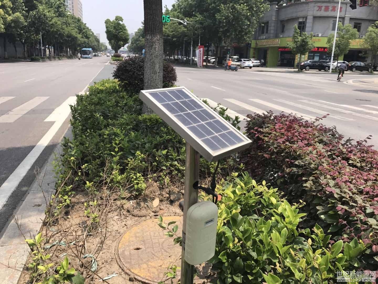 在河西黄山路绿化带中，如果你有心，会发现在绿岛中有一个“小天线”埋在花坛里，只露出一个探头。这个微型的“小太阳能板”，其实是南京绿化园林部门用来监测土壤墒情的小仪器