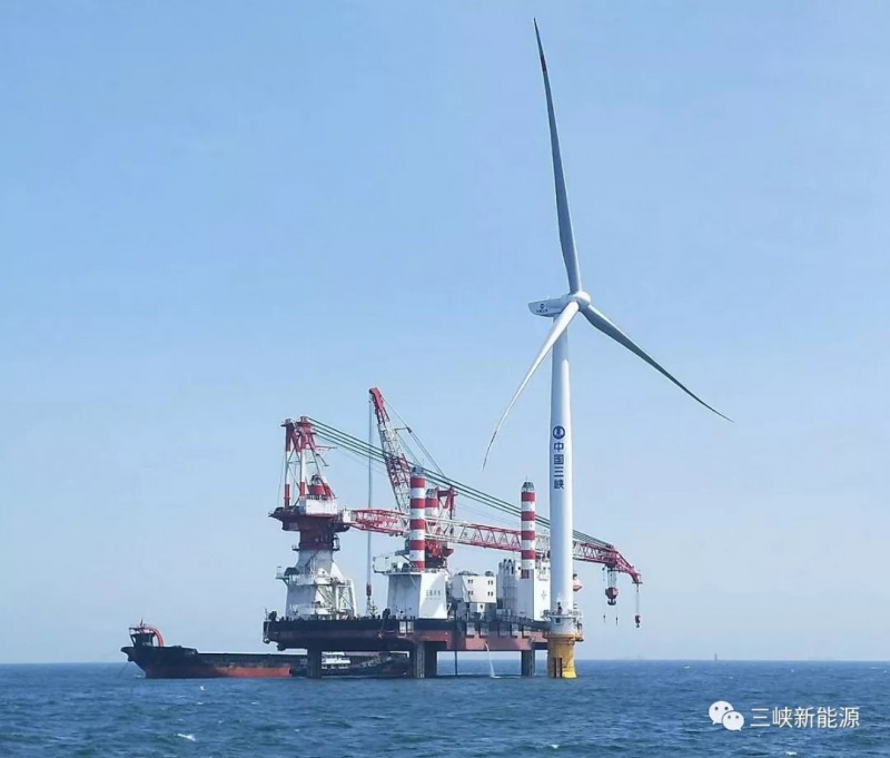  　　6月3日凌晨1时3分，随着叶轮与机舱在空中精准对接，三峡新能源辽宁大连庄河海上风电项目2018年首台风机吊装成功，标志着我国最北端的海上风电项目全面进入风机吊装阶段。


 
　　1、项目简介
 
　　项目位于辽宁省大连市庄河海域，场址中心距离岸线约22.5公里，涉海面积约47.7平方公里