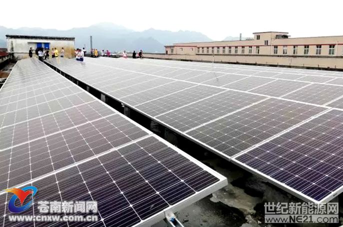 

苍南新闻网6月7日消息：日前，金乡镇11个村光伏抱团消除集体经济薄弱村项目成功通过并网验收。验收组听取了项目工程建设单位的情况汇报，实地查看了项目工程的组件、逆变器、支架、电缆、电表箱、配电箱厂家、型号和主要参数，并提出验收指导意见