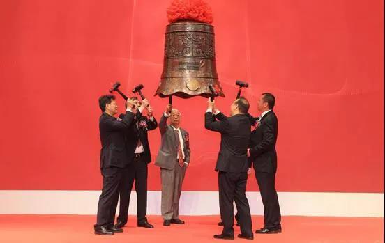 
	中國儲能網訊：6月11日，寧德時代正式登陸A股創(chuàng)業(yè)板，證券代碼為“300750”，股票發(fā)行價格25.14元/股。截止15：00，寧德時代股票收盤價報36.20元/股，漲幅達43.99%