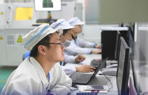 
	中國儲能網訊：外媒稱，中國企業(yè)正在席卷純電動汽車（EV）電池市場。寧德時代新能源科技（CATL）在成立后的第7年成為全球最大車載電池生產商