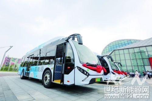 11日，由青年汽車集團與南通百應能源有 限公司共同研發(fā)生產的3輛氫燃料電池大巴，成功交付如皋星星公交投入運營， 為市民帶來了安全、零污染的全新綠色出行體驗。記者了解到，此次交付的3輛 氫燃料電池大巴開了全國縣級城市氫能公交運營先河