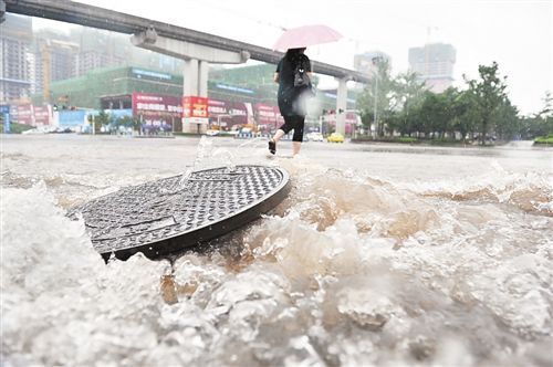 
	
                    
	【电缆网讯】上周因暴雨发生数起路人触电身亡事件。行人涉水后触电身亡，不得不让人深思