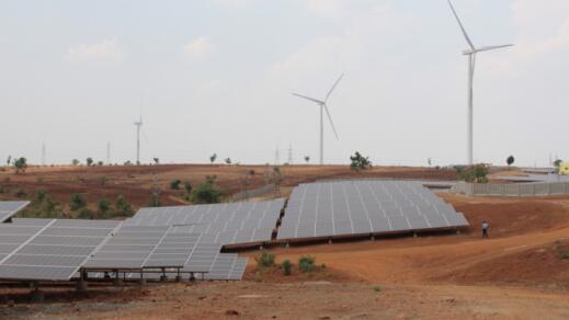 　　日前据悉，印度的一个2.5GW混合风力发电和太阳能发电招标方案指出，支持开发商部署储能设施以帮助这些项目的电力输出。

　　
　　通过透明招标程序分配的计划产能被印度咨询机构Bridge to India公司评为是印度在能源应用中迈出的“正确的一步”