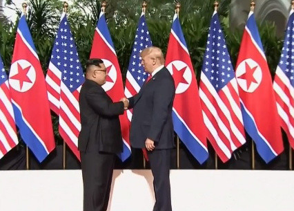  　　朝鲜国务委员会委员长金正恩与美国总统特朗普１２日在新加坡举行两国在任领导人史上首次会晤，就朝鲜半岛无核化以及缓解双方紧张关系展开对话。　　当地时间１２日上午９时许，新加坡圣淘沙岛上的嘉佩乐酒店内红毯铺就