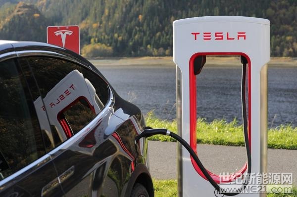  近兩年，北汽、力帆、時空電動分別在不同的領域采用不同的方式證明，以車企為主導的換電運營模式，在限定領域內可以做得很好。北汽的換電模式是底盤換電，主要應用在出租車上；時空是側方換電，主要運用在網約車、出租車、物流車上；力帆采用的分箱換電模式，主要用在分時租賃車上