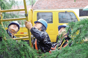 
山東威海供電公司員工冒雨對(duì)10千伏蘭溪線40號(hào)桿上分界開(kāi)關(guān)故障進(jìn)行搶修。劉中華 攝

　　炎炎夏日，全國(guó)范圍內(nèi)高溫天氣猛烈來(lái)襲