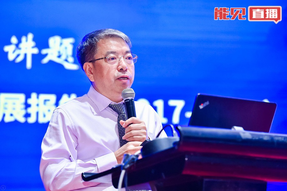                        由中国农业机械工业协会风力机械分会主办的“第五届中国风电后市场专题研讨会”，于2018年6月13-14日在上海市召开，能见App作为战略合作媒体全程直播本次大会。中国农机工业协会风力机械分会秘书长祁和生出席“第五届中国风电后市场专题研讨会”，在风电后市场发展综述环节分享“中国风电产业发展报告（2017-2018）”祁和生秘书长指出，分散式风电、海上风电是未来三年风电行业发展的主要方向 