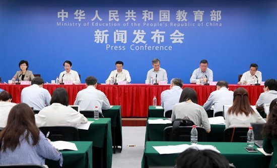 
                    
	  教育部近日印发了《高等学校人工智能创新行动计划》，提出中国高校要分“三步走”，2030年成为世界人工智能创新中心的人才基地和核心力量。艾宾浩斯智能教育结合教育部“三步走”战略，打造K12全科目智能教育课程体系，推动高校智能教育的发展，加速人工智能先发优势