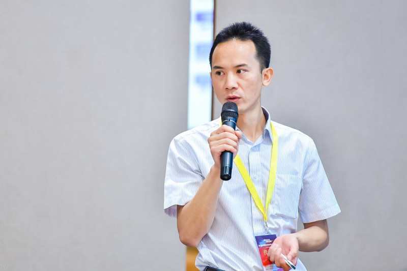 　　中国海装双瑞叶片公司运维部部黎华出席“第五届中国风电后市场专题研讨会”， 在叶片改造修复与回收利用专题论坛，分享题为“叶片的定制化运维服务”的主旨演讲。

中国海装双瑞叶片公司运维部部黎华先生

　　以下为发言内容：
　　黎华：各位领导、各位专家，各位风电行业的朋友们，大家上午好，在我报告之前想给大家先看一下这个视频，这个视频一个是我们用无人机在2015年拍的视频，这个设备是一个新的技术，大家先简单看一下