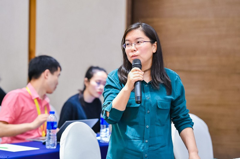 　　中材科技风电叶片股份有限公司高级工程师牟书香出席“第五届中国风电后市场专题研讨会”， 在叶片改造修复与回收利用专题论坛，分享题为“防除冰技术在叶片上的应用”的主旨演讲。

中材科技风电叶片股份有限公司高级工程师牟书香女士
　　以下为发言内容：
　　牟书香：大家好，我的汇报主要分为下面几个部分，首先我们来看一下全球的叶片覆冰的现状，从全球风场装机的情况看，欧美、北美、亚洲都存在结冰严重的切断，欧洲及北美面积一半的面积左右，每年有长达一半的冬季，预测2020