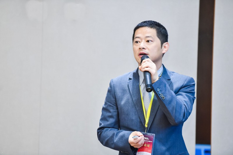 　　吉林重通成飞新材料股份公司循环经济事业部部长曹振涛出席“第五届中国风电后市场专题研讨会”， 在叶片改造修复与回收利用专题论坛，分享题为“风电叶片热固性复合材料循环利用介绍”的主旨演讲。

吉林重通成飞新材料股份公司循环经济事业部部长曹振涛先生
　　以下为发言内容：
　　曹振涛：各位专家、各位领导、各位来宾大家早上好，我是吉林重通成飞新材料股份公司的曹振涛，我主要介绍四个方面，公司介绍、项目背景、项目技术探讨、目前这个领域的应用和产业化