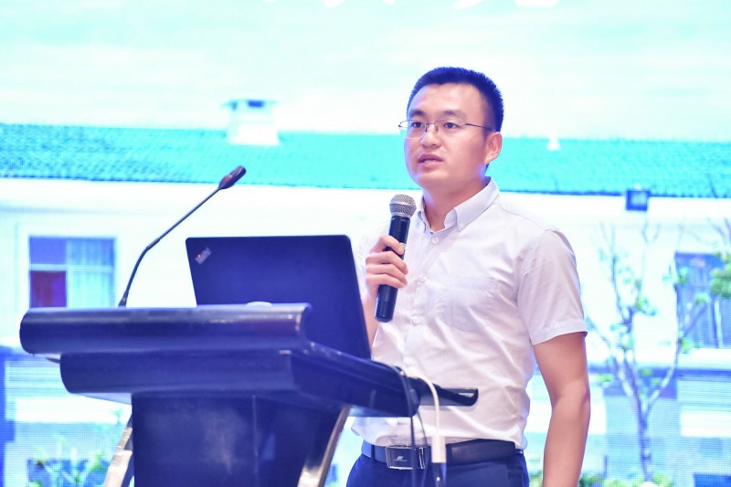 　　华润电力华东大区新能源运维公司平度隆鑫风电场副场长 孙松磊出席“第五届中国风电后市场专题研讨会”， 在风电机组运维及大部件修复专题论坛，分享题为“数字化仓储在风电场的应用”的主旨演讲。

华润电力华东大区新能源运维公司平度隆鑫风电场副场长 孙松磊先生
　　以下为发言内容：
　　孙松磊：尊敬的各位领导、嘉宾，大家下午好！我们也探索了智慧运维的道路，简单把智慧运维系统当中的一部分智能仓储在风电场的应用给大家做个简单的介绍