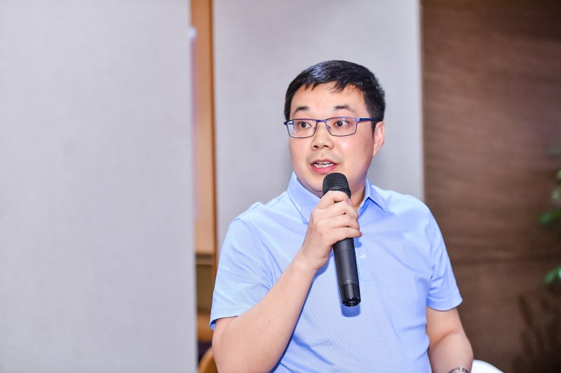 　　锐源风能技术有限公司市场总监杨伟伟出席“第五届中国风电后市场专题研讨会”，在风电场技改与优化专题论坛，分享题为“风电机组发电量提升和性能优化”的主旨演讲。

锐源风能技术有限公司市场总监 杨伟伟先生
　　以下为发言内容：
　　杨伟伟： 各位专家、各位行业同仁大家下午好，我是锐源风能技术的杨伟伟，华锐风电集团公司于2016年1月8日正式成立针对于后运维市场的全资子公司—锐源风能技术有限公司