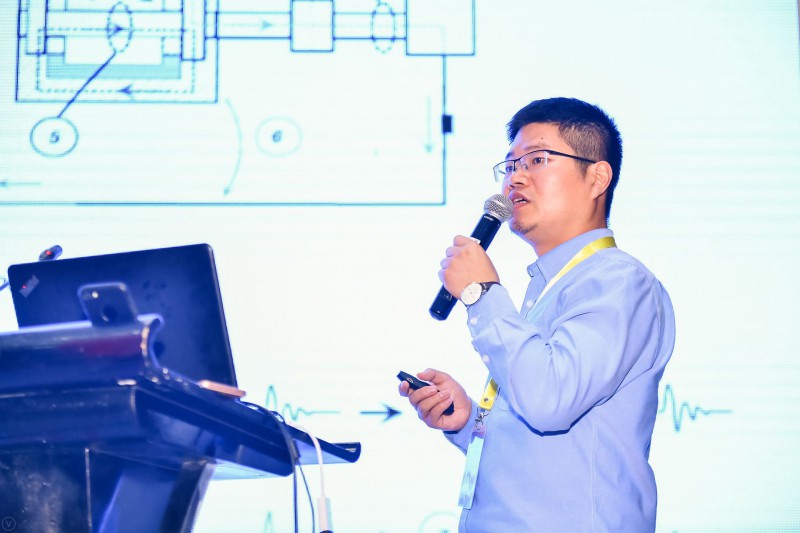 　　上海行港新能源科技有限公司总经理陈春华出席“第五届中国风电后市场专题研讨会”， 在风电机组运维及大部件修复专题论坛，分享题为“风电系统共模电流研究及解决方案”的主旨演讲。

上海行港新能源科技有限公司总经理 陈春华先生
　　以下为发言内容：
　　陈春华：关于这个问题，前面已经分析了一部分，涉及到这个问题，我这边更多的结合我们已经超过过的实际的案例，让大家更深入地了解到这个问题的源头以及我们现在能够采用的一些措施