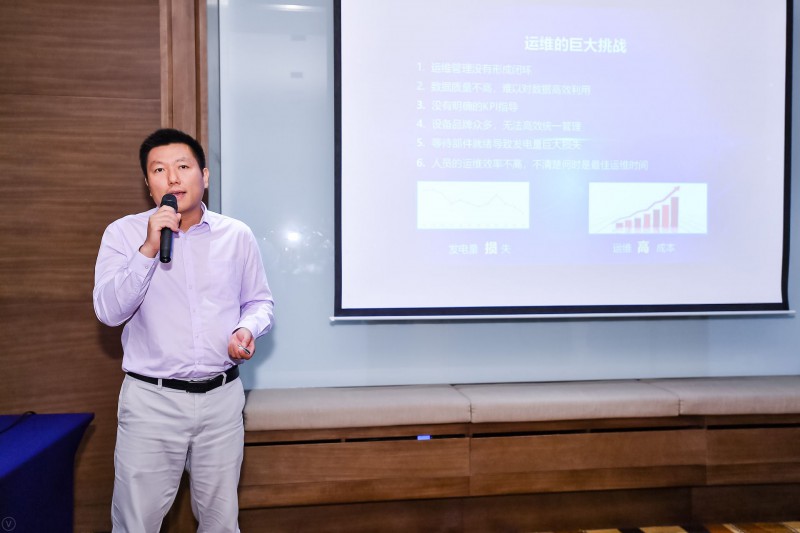 　　云智擎信息技术(北京)有限公司副总经理王曦出席“第五届中国风电后市场专题研讨会”，在风电场技改与优化专题论坛，分享题为“基于神经网络的预防性维护策略实践”的主旨演讲。

云智擎信息技术(北京)有限公司副总经理 王曦先生
　　以下为发言内容：
　　王曦：我们是跟之前所有的演讲嘉宾的公司不一样，我们是纯第三方做数据分析，工业大数据平台独立开发的一个厂商，风电行业其实觉得也是蛮有渊源的，风电行业的合作来讲2014年就开始了，最近三四年的时间公司也比较大的投入做
