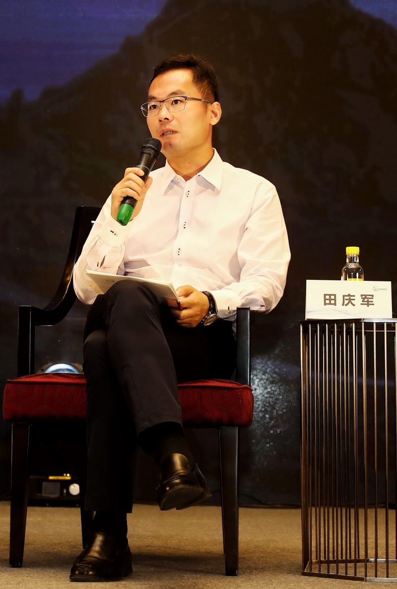                        图为远景能源副总裁田庆军 “中国海上丰富的风资源、靠近负荷中心、对环境影响小等特性，注定未来会成为中国风电开发的重点，潜力不可限量。”在2018海上风电领袖峰会上，面对主持人的提问,远景能源副总裁田庆军说，海上风电一直都是远景能源非常重视的市场