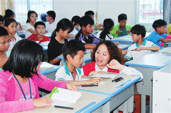 
　　廣東電網(wǎng)韶關(guān)供電局“燈火”志愿者走進校園進行節(jié)能教育。謝文勝攝

　　6月12日，貴州電網(wǎng)凱里施秉供電局青年志愿者走上街頭宣傳講解節(jié)能用電知識