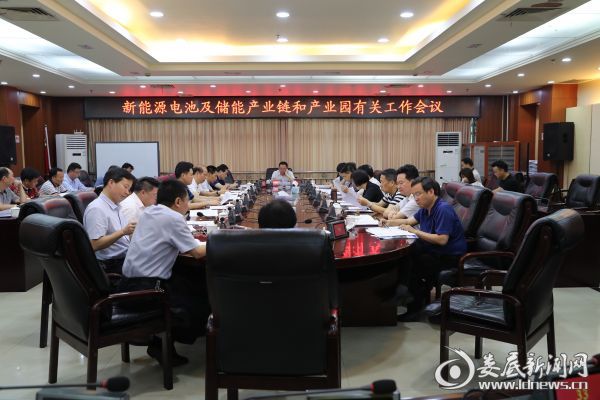 
	中國儲(chǔ)能網(wǎng)訊：6月13日，婁底市委副書記、市長楊懿文主持專題會(huì)議，研究新能源電池及儲(chǔ)能產(chǎn)業(yè)鏈和產(chǎn)業(yè)園有關(guān)工作。他要求，突出重點(diǎn)，為企業(yè)提供優(yōu)質(zhì)高效的政務(wù)服務(wù)，有效推進(jìn)新能源電池及儲(chǔ)能產(chǎn)業(yè)鏈和產(chǎn)業(yè)園建設(shè)，為推進(jìn)全市經(jīng)濟(jì)社會(huì)發(fā)展打造新引擎、形成新動(dòng)力、拉動(dòng)新增長