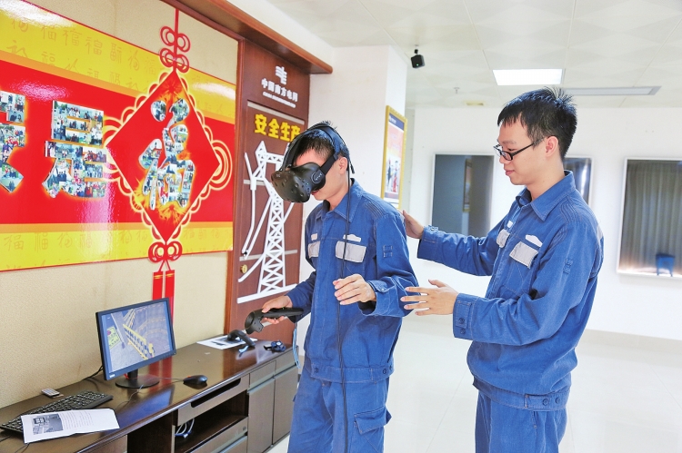 
　　貴港供電局一線員工在工作人員指引下進行VR體驗?！↑S麗蓉 攝

　　6月15日，在廣西電網(wǎng)公司首屆“安全文化節(jié)”上，基層員工帶著滿滿的祝福寫下安全寄語，將安全提醒送給身邊同事，通過同事之間的互動，共筑安全防線