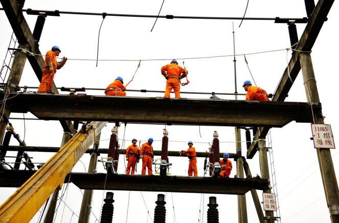 　　“轟、轟、轟” 6月 14日，四川宜賓江安35千伏大井輸變電工程建設(shè)現(xiàn)場機 器轟鳴、笛聲陣陣、彩旗飄飄，一派繁忙景象。　　據(jù)悉，江安縣地處四川南緣，長江之濱，擁有國家AAAA級風(fēng)景名勝區(qū)蜀南竹海東景區(qū)、面積達145平方公里的仁和百竹海、是省級竹類資源開發(fā)縣