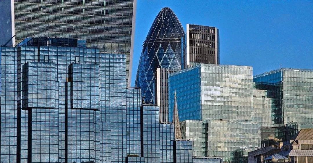 原标题：100% 再生能源！伦敦金融城将部署绿能计划            越来越多科技公司立志达成 100% 再生能源，日前韩国手机厂三星便宣布计划在 2020 年前，让美国、欧洲和中国所有工厂与办公室设备百分之百使用绿能；而身为全球金融财经重地，英国伦敦金融城也不惶多让，预计将在 2018 年 10 月开始其 100% 再生能源计划。  伦敦金融城（City of London）为英国伦敦 33 行政区之一，为世界著名金融商业区，也由于其占地 1.12 平方英里，俗称为「The Square Mile