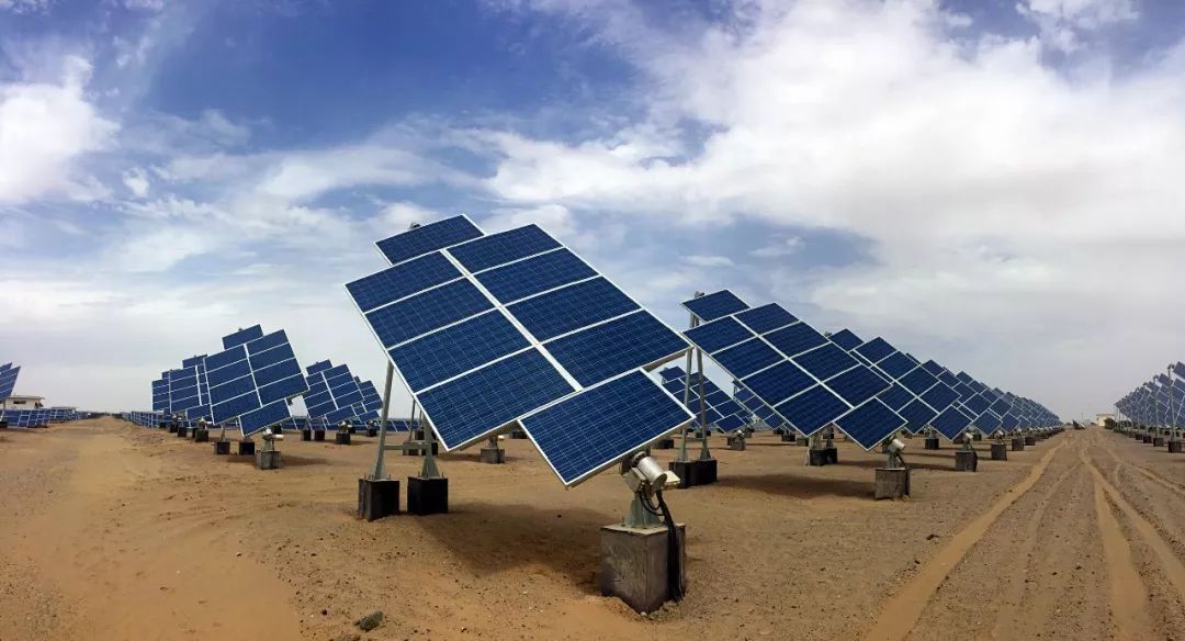 　　△光伏矩阵一角 汪晓刚/摄&nbsp;　　6月20日，国网青海省电力公司召开新闻发布会透露，在今年青洽会期间，从6月20日0:00-28日24:00，该公司组织青海全省连续9天216小时全部以水、风、光等清洁能源供电，实现用电零排放。&nbsp;　　据了解，2017年6月17日-23日，国网曾在青海组织开展了连续7天168小时全清洁能源供电的“绿电7日”活动