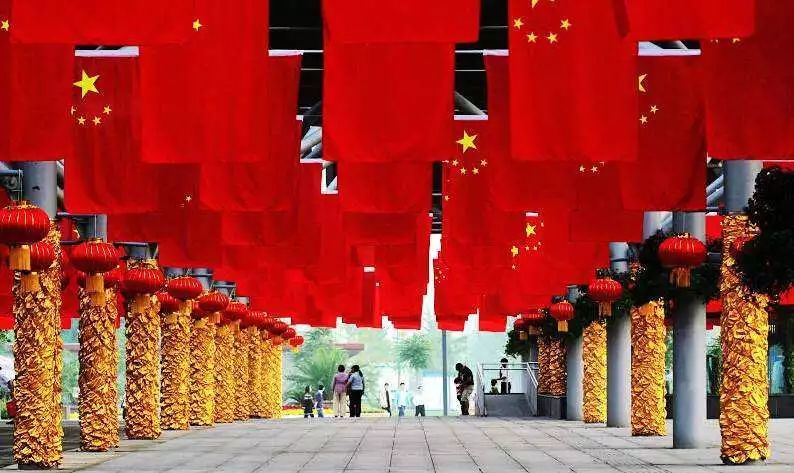 原标题：通用电气惨遭华尔街“抛弃”，意外折射出中国经济一大尴尬现状             3天前，美国工业巨头通用电气集团遭遇到了自创立以来的最大“滑铁卢”，这家由中国人家喻户晓的发明大王爱迪生所创立的企业，被华尔街所抛弃，正式剔除出了道琼斯指数。 众所周知，美国股市有三大指数——道琼斯指数、标普500指数、 纳斯达克指数；而三大指数又以道琼斯指数历史最为悠久，被看作是美国产业经济发展的风向标