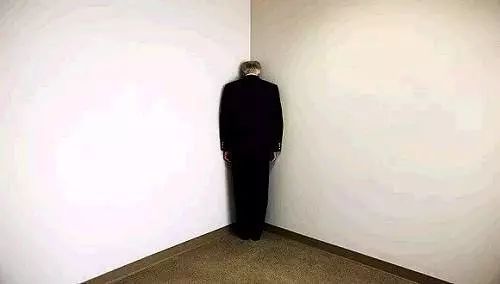 原标题：新潮能源或涉信披违规 6亿参股子公司铁矿项目遭关停             来源：看财经 2016年12月份，新潮能源(600777.SH)以6亿元现金增资获得了哈密合盛源矿业有限责任公司45.5927%的股权。不到两年时间，这个曾让投资者产生无限遐想的铁矿项目不仅让新潮能源多个账户被查封，新潮能源6亿元的投资还可能面临“肉包子打狗”有去无回的境地