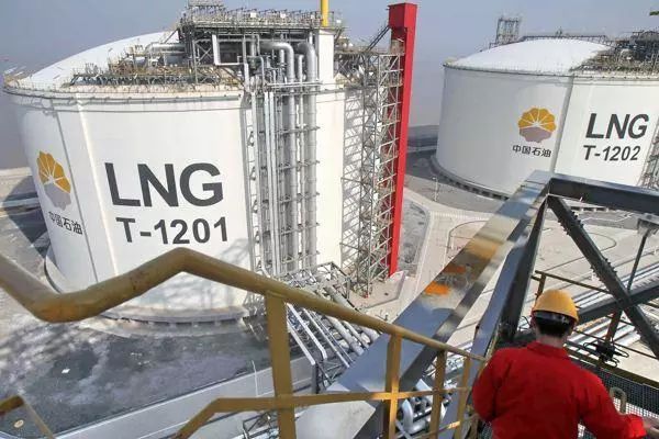 原标题：独家专访昆仑能源副总经理李伟：解构国内最大燃气公司的LNG“保供”之道             昆仑能源（00135.HK）算得上是中国燃气公司中最为独特的存在。 2008年以前，作为中石油在香港的投融资平台，其主要业务方向还是境内外的油气勘探开发业务