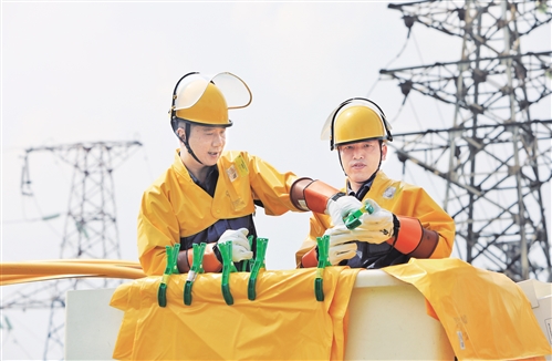 　　南方电网广东佛山供电局员工顶着高温，穿着绝缘披肩开展带电作业。　　在全国集智能服务、智慧用电展示体验于一体的供电营业厅――深圳南山智慧营业厅，机器人大堂经理小智“上岗”了