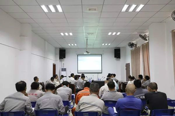 　　为贯彻落实集团公司安全生产管理主体责任，加强公司安全生产工作，推进安全生产标准化建设，6月21日，经人力部沟通协调，特邀请漳州海德威培训机构来司开展2018年安全生产管理人员取证、复审培训工作。参加培训的学员有中层及助理以上人员、生产经营单位主要负责人及安全管理人员共50名，其中初训取证的人员7名、换证人员5名、复训取证的人员38名