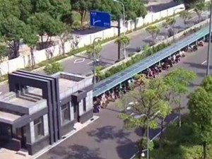 
	
                    
	【电缆网讯】为适应低碳经济、绿色环保的发展趋势，新能源车棚开始出现在我们身边。近日，集"光伏、充电、储能"为一体的智慧型新能源车棚亮相江苏省江阴市