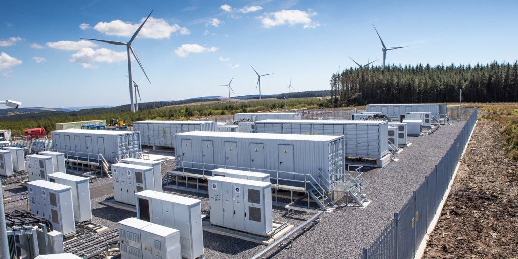 
	中国储能网讯：Belectric在英国和德国的三座大型二手储能工厂最近投入运营。这些储能系统的总容量超过40兆瓦，将用于提供诸如初级控制电源等电网服务