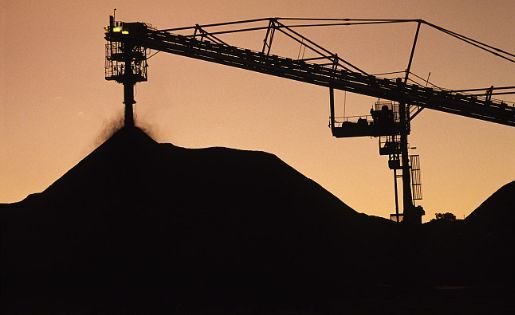 原标题：美公用事业公司加速淘汰煤炭             美国总统特朗普对于“使煤炭重新伟大”的追求，并没有受到该国公用事业公司以及民众的认可，其放宽煤炭相关行业限制的举措，也没能改变公用事业公司普遍“逐绿”的趋势。 日前，密歇根州公用事业公司消费者能源（Consumers Energy）制定了从现在到2040年的战略规划，旨在努力减少80%碳排放量，并加速淘汰煤炭发电产能