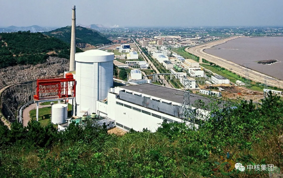
                    　　坐落于浙江省嘉興市海鹽縣杭州灣畔的秦山核電站是中國(guó)自行設(shè)計(jì)、建造和運(yùn)營(yíng)管理的第一座30萬(wàn)千瓦壓水堆核電站。1991年12月15日0點(diǎn)15分，中國(guó)大陸第一度核電在秦山匯入電網(wǎng)，中國(guó)核電自主發(fā)展之路從此照亮